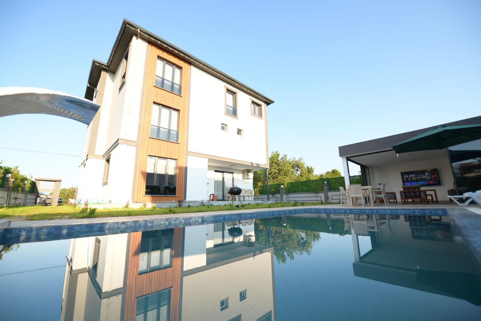 ARAKLI HÜRRİYET MAHALLESİNDE HAVUZLU LÜKS SATILIK VİLLALAR